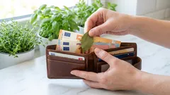 Una foglia di alloro nel portafoglio: il segreto di una nonna che funziona ancora