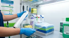 Come un normale sacchetto di plastica aiuta a eliminare la polvere: un segreto per le pulizie