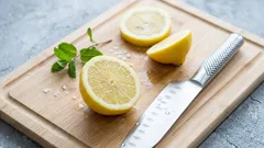 Non tagliare questi alimenti su un tagliere di legno: gli esperti avvertono che non dureranno più di un mese